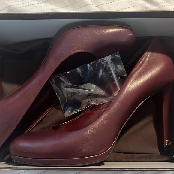 Authentic Gucci Nappa Charlotte Scarlatto Pumps - Picture 7 of 13